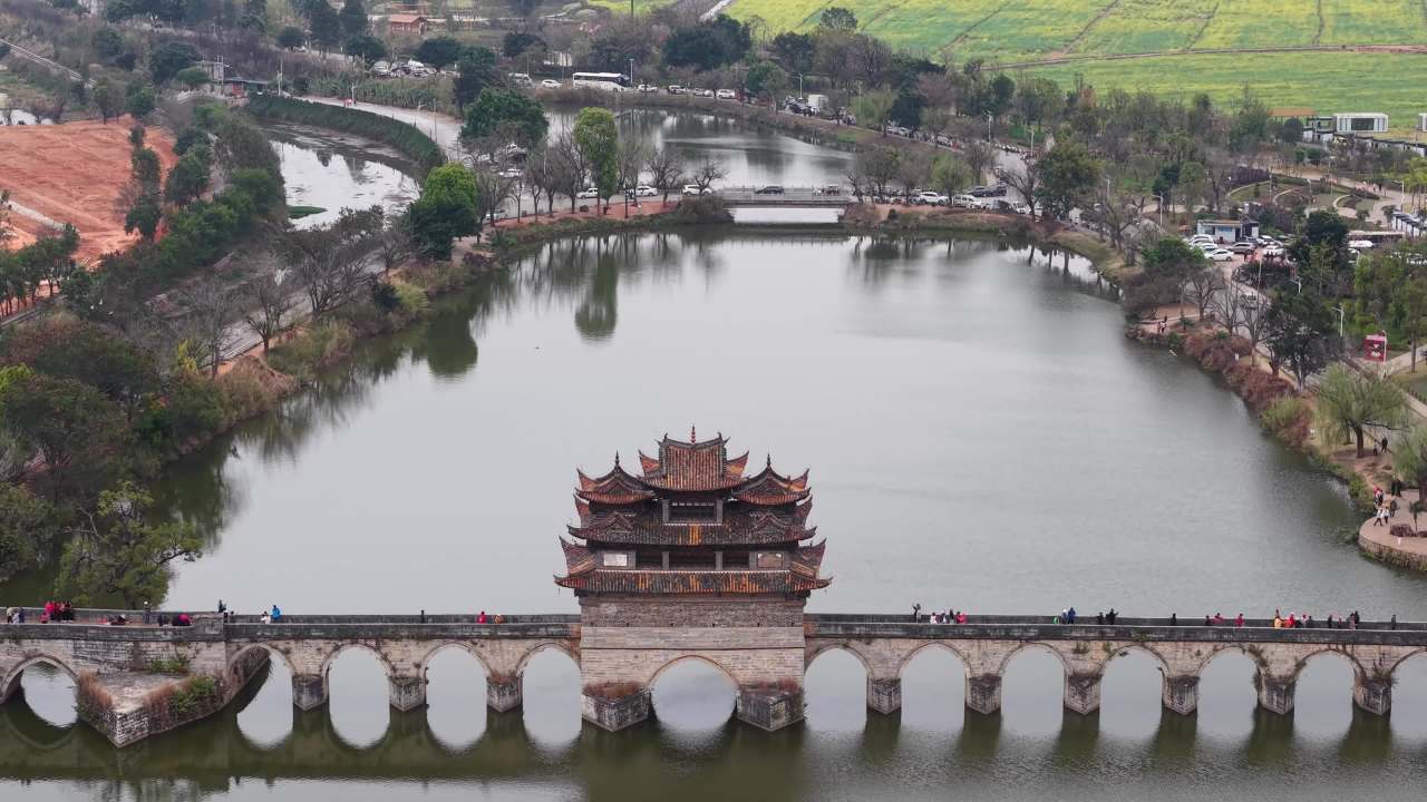 古桥湖畔的宁静时光