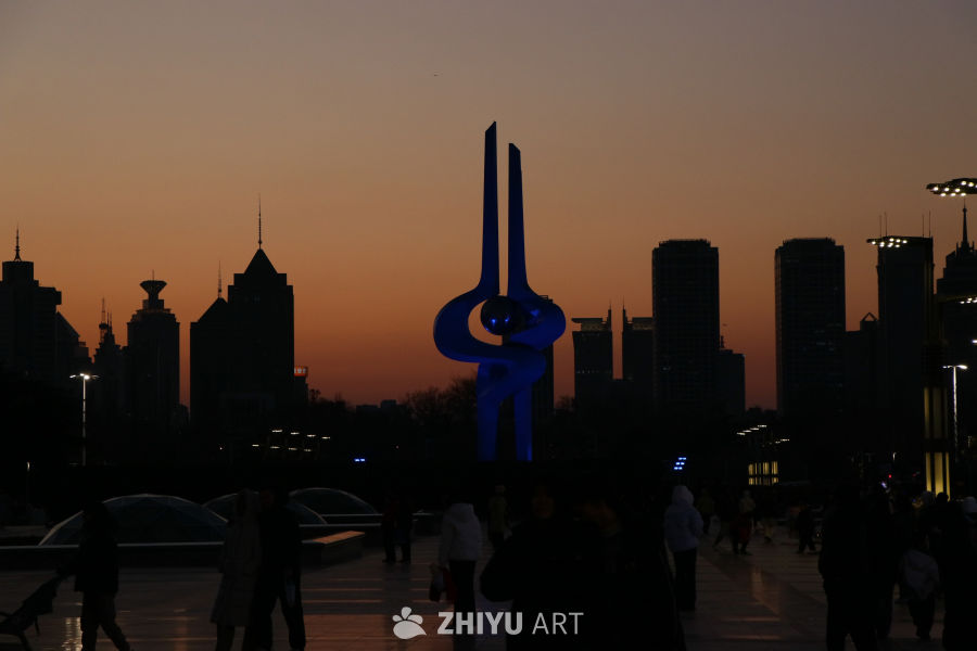 黄昏中的城市剪影