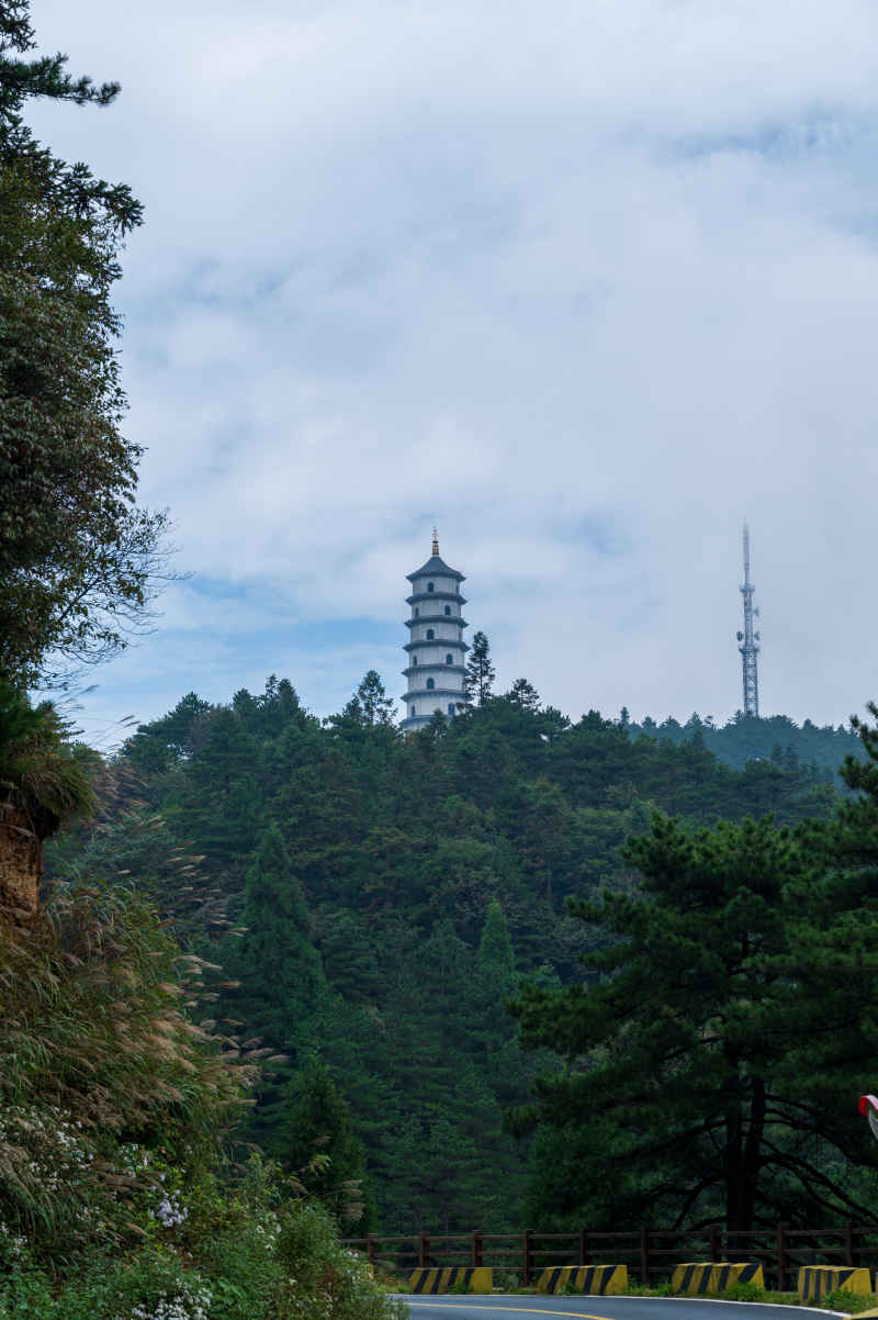 山顶上的古塔