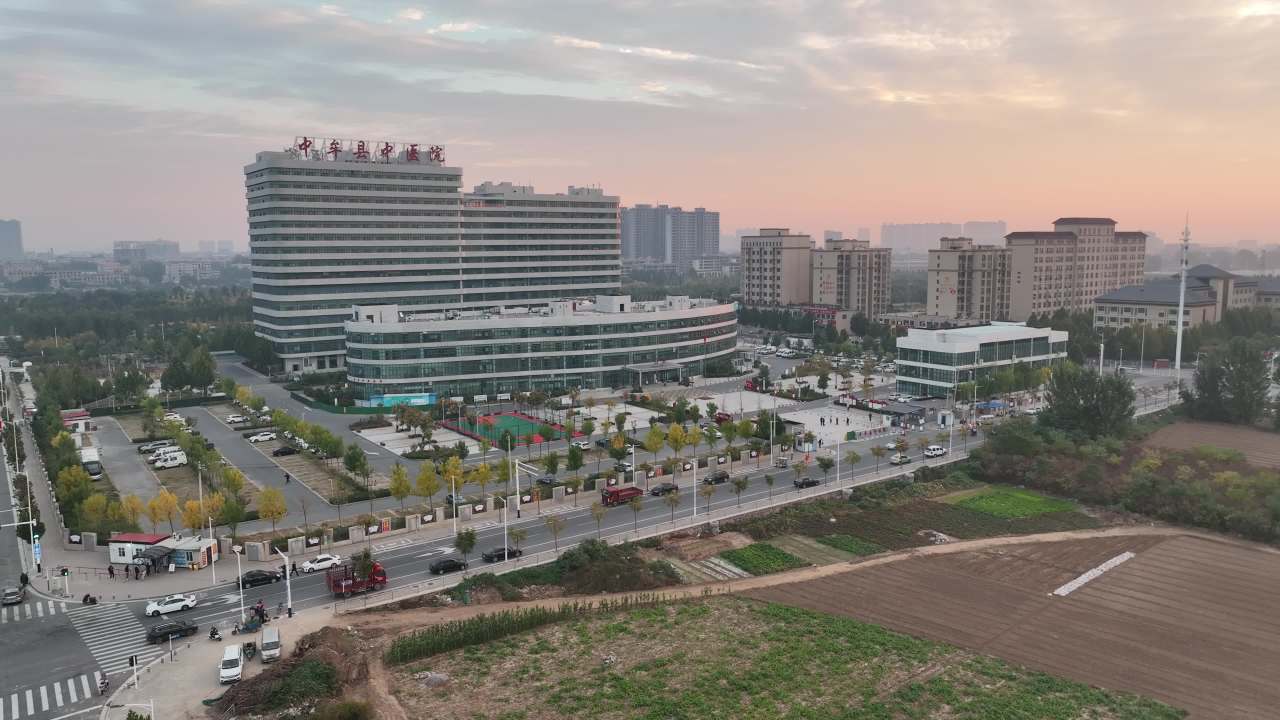 夕阳下的现代化医院