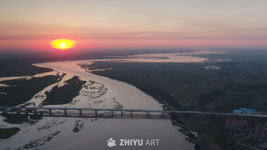 夕阳下的河流与桥梁
