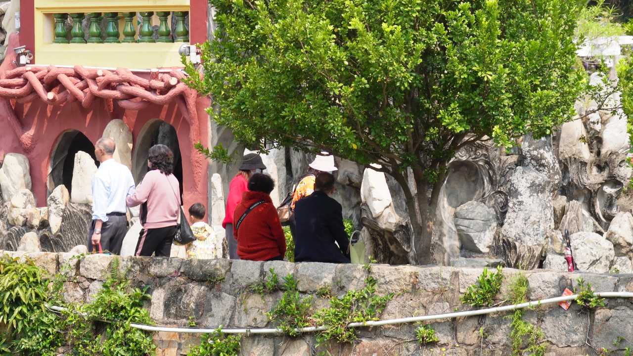 石墙边的休闲时光
