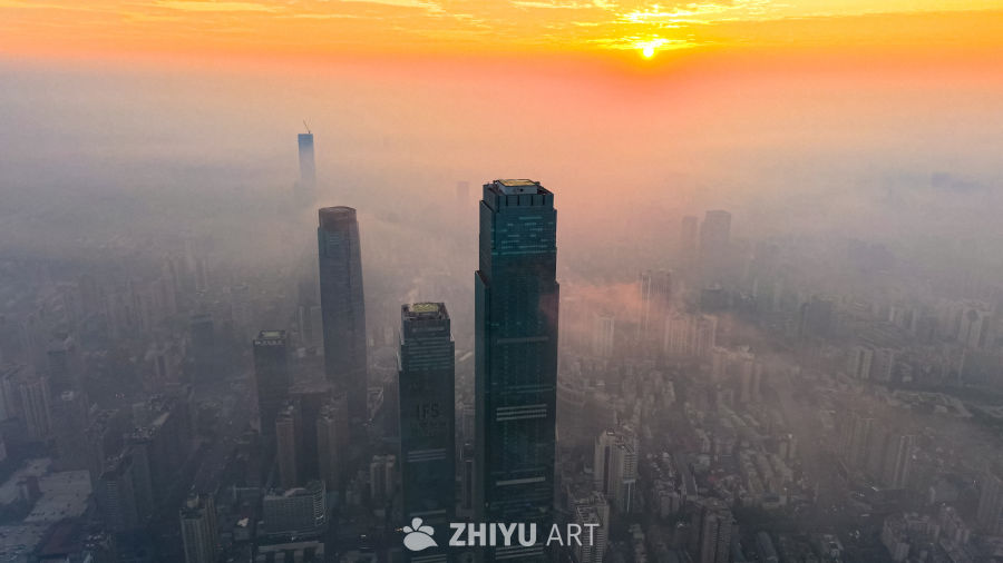 晨曦中的都市剪影