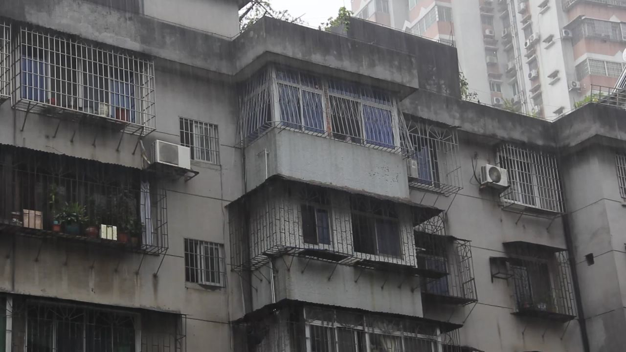 大雨中的居民楼