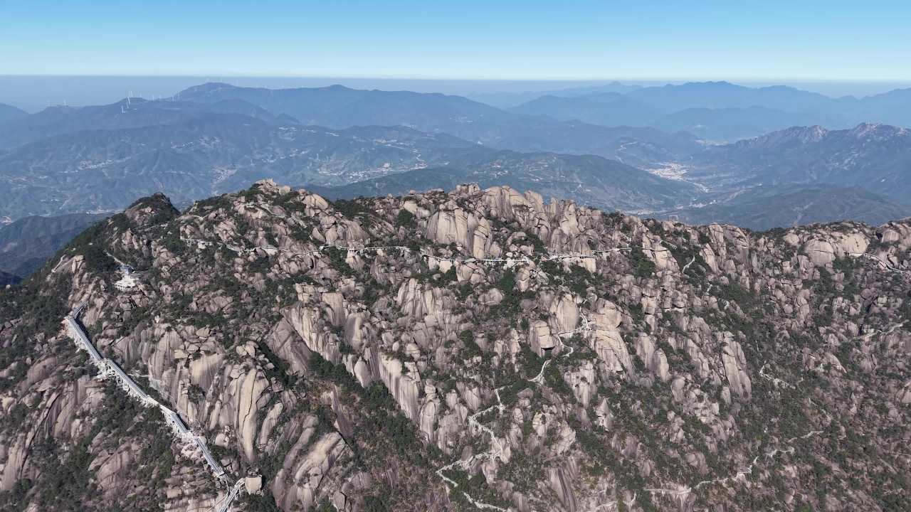 壮丽山峰与蜿蜒小路