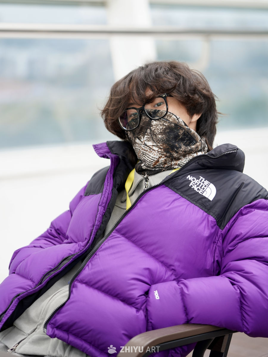 北面紫色羽绒服穿搭