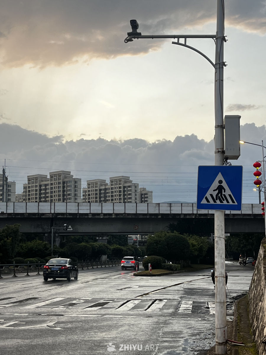 雨后城市街道
