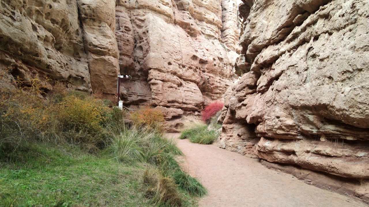 航拍穿行在甘肃张掖平山湖大峡谷的峡谷底部 3