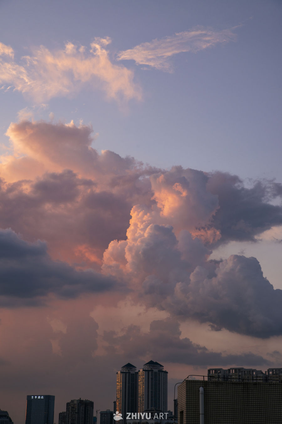 城市晚霞下的高楼剪影