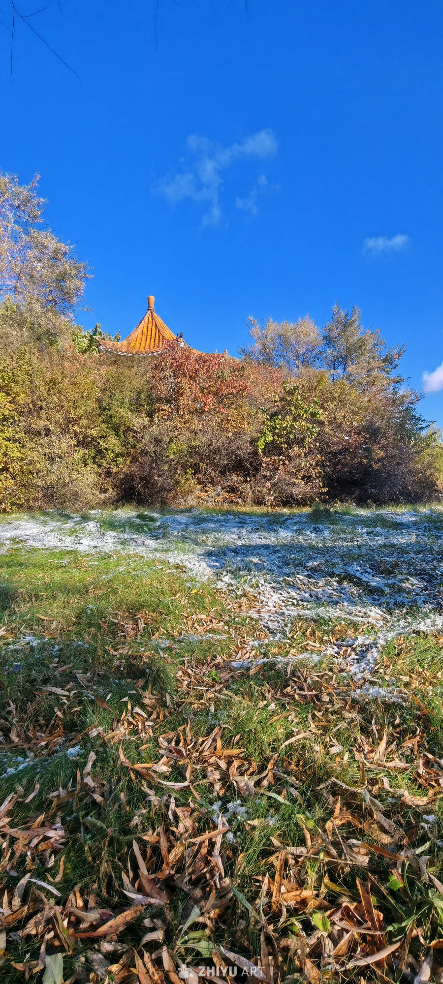 秋雪残叶映亭阁