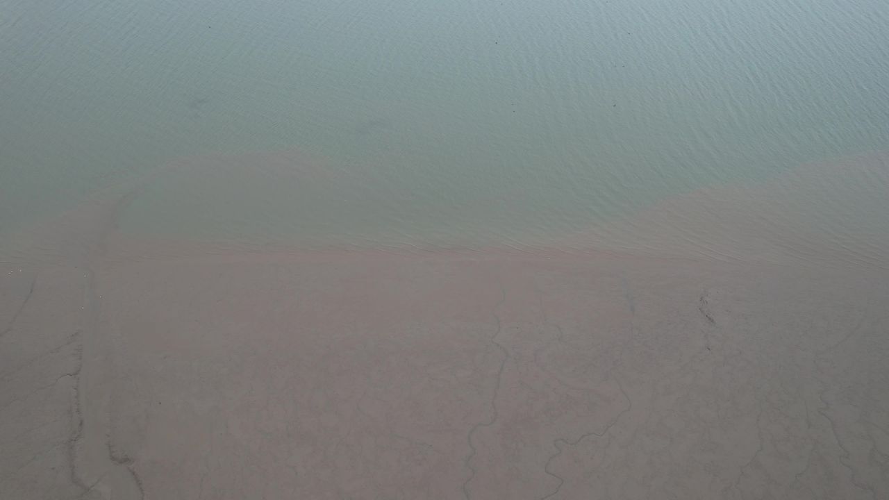 退潮后大海海浪沙滩航拍