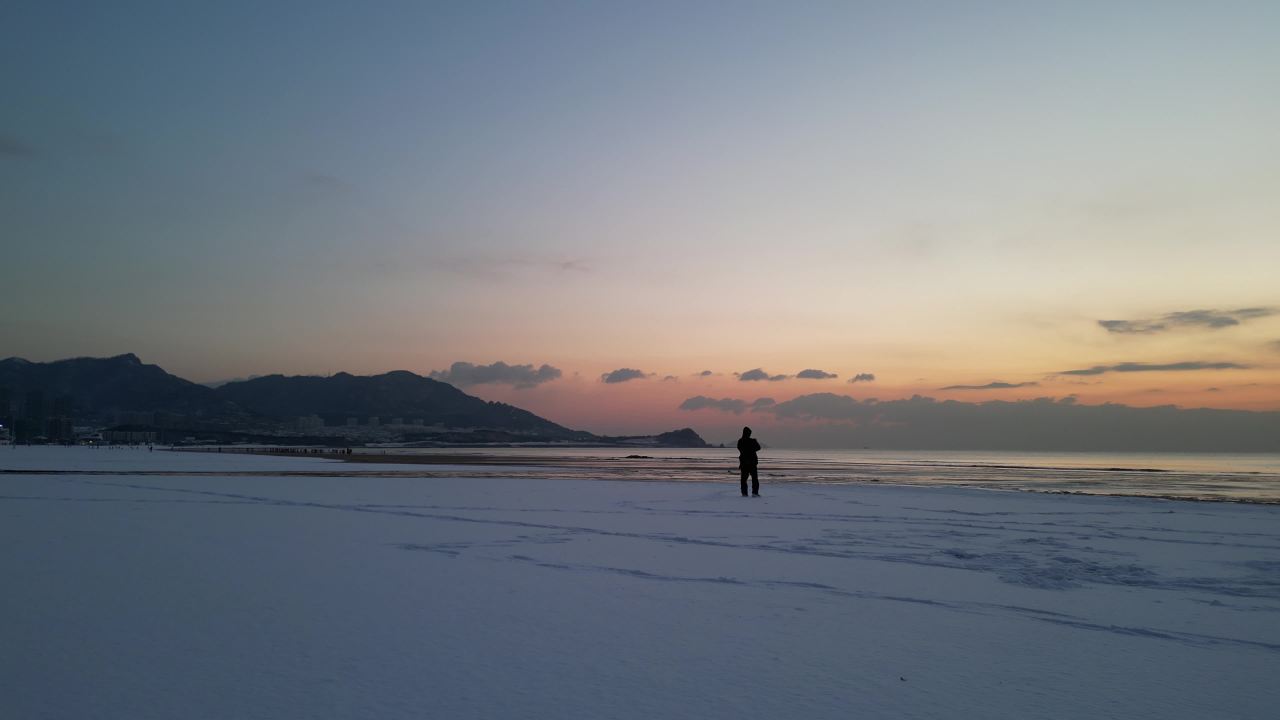 青岛石老人浴场海边雪景航拍 10
