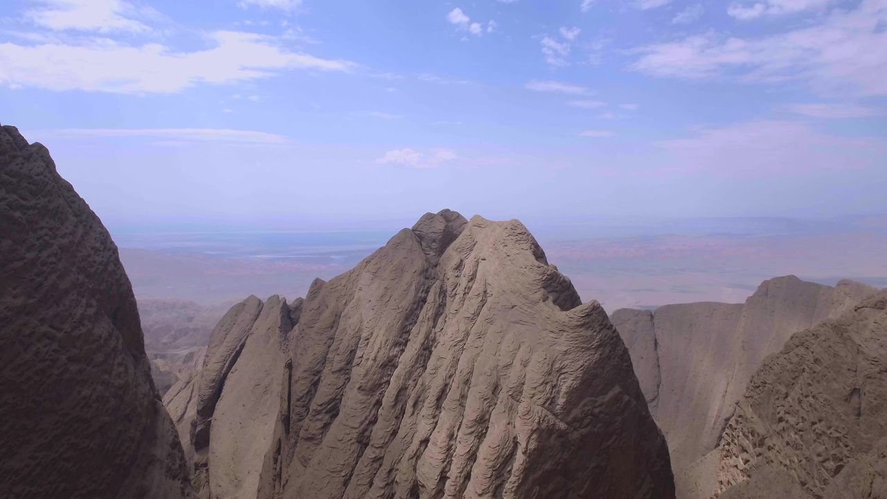 阿图什天门大峡谷自然风化岩石新疆地貌