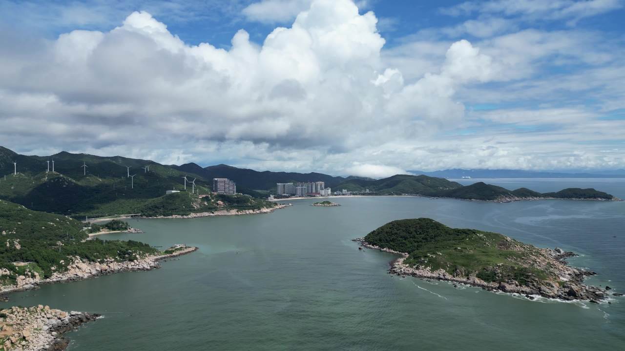 海滨风光与清洁能源
