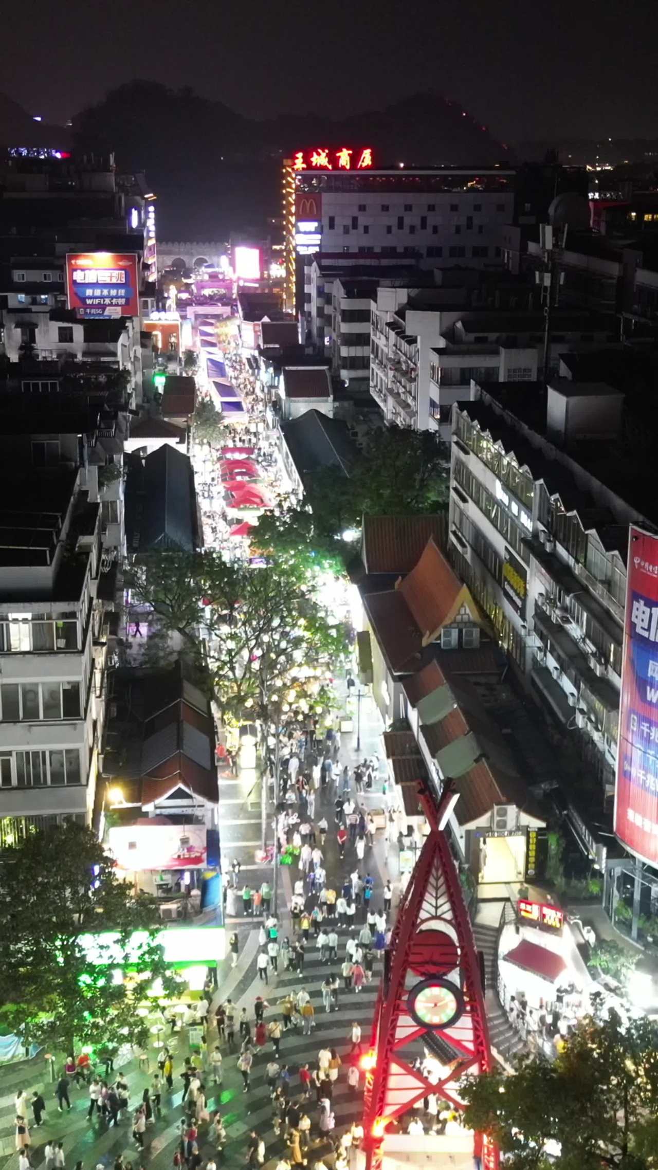 繁华夜市的喧嚣