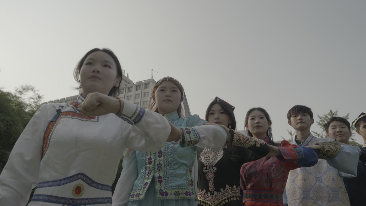 传统服饰下的团结力量