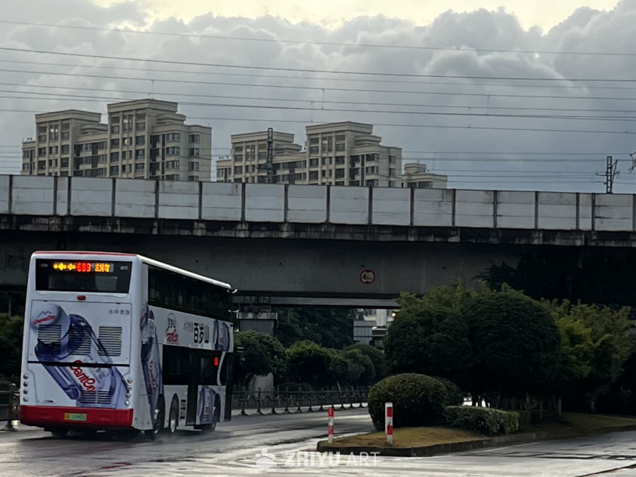 雨后城市公交行驶图