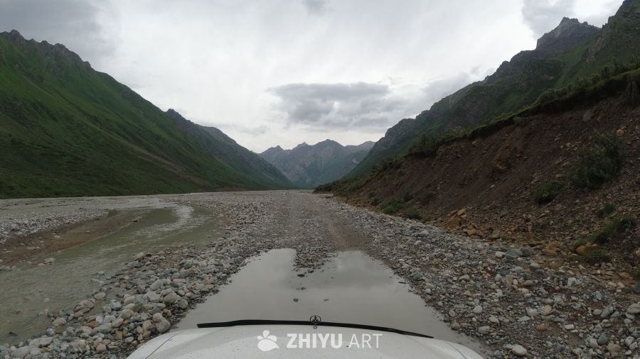 穿越山谷的探险之旅