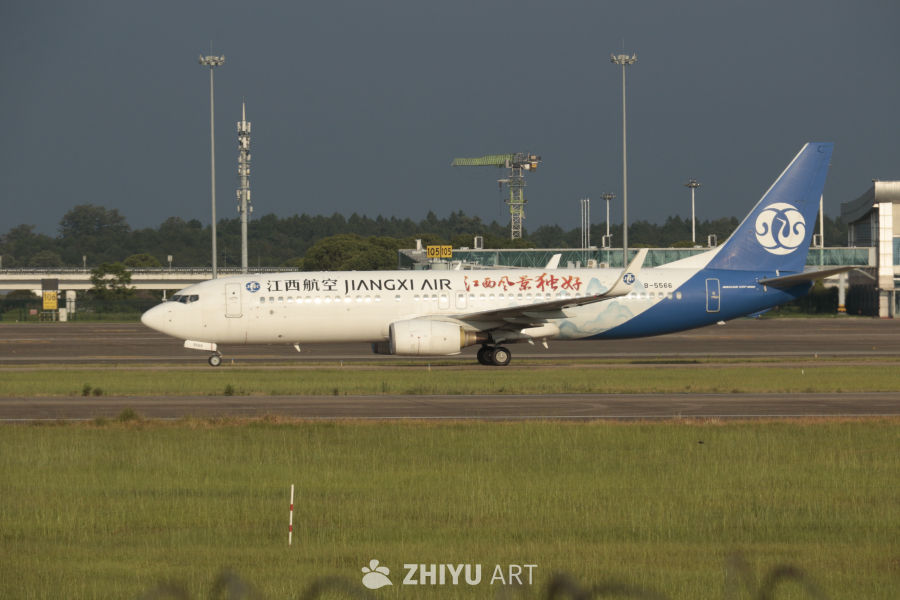江西航空飞机在机场跑道上