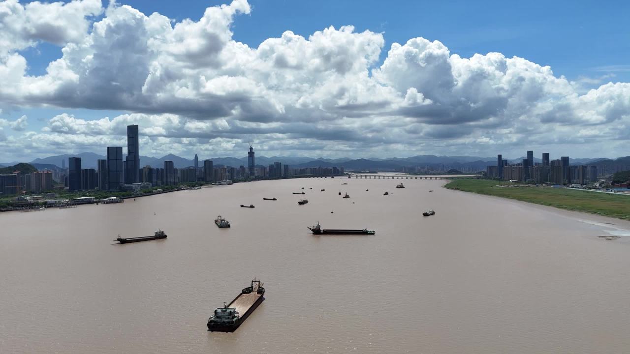 江河上的繁忙航运与都市风光