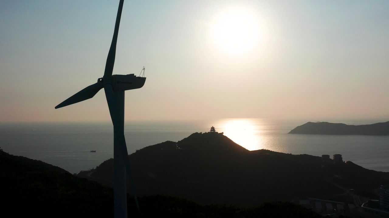 珠海海岛朝霞及山顶风车一