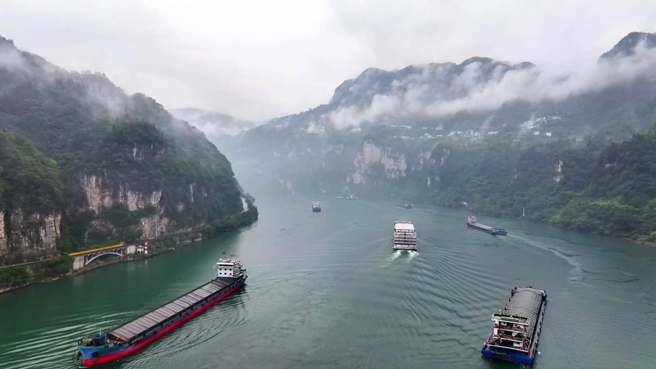 江河之上，云雾缭绕的航行