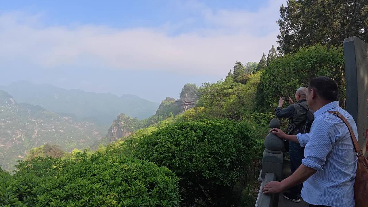 山间美景与游客