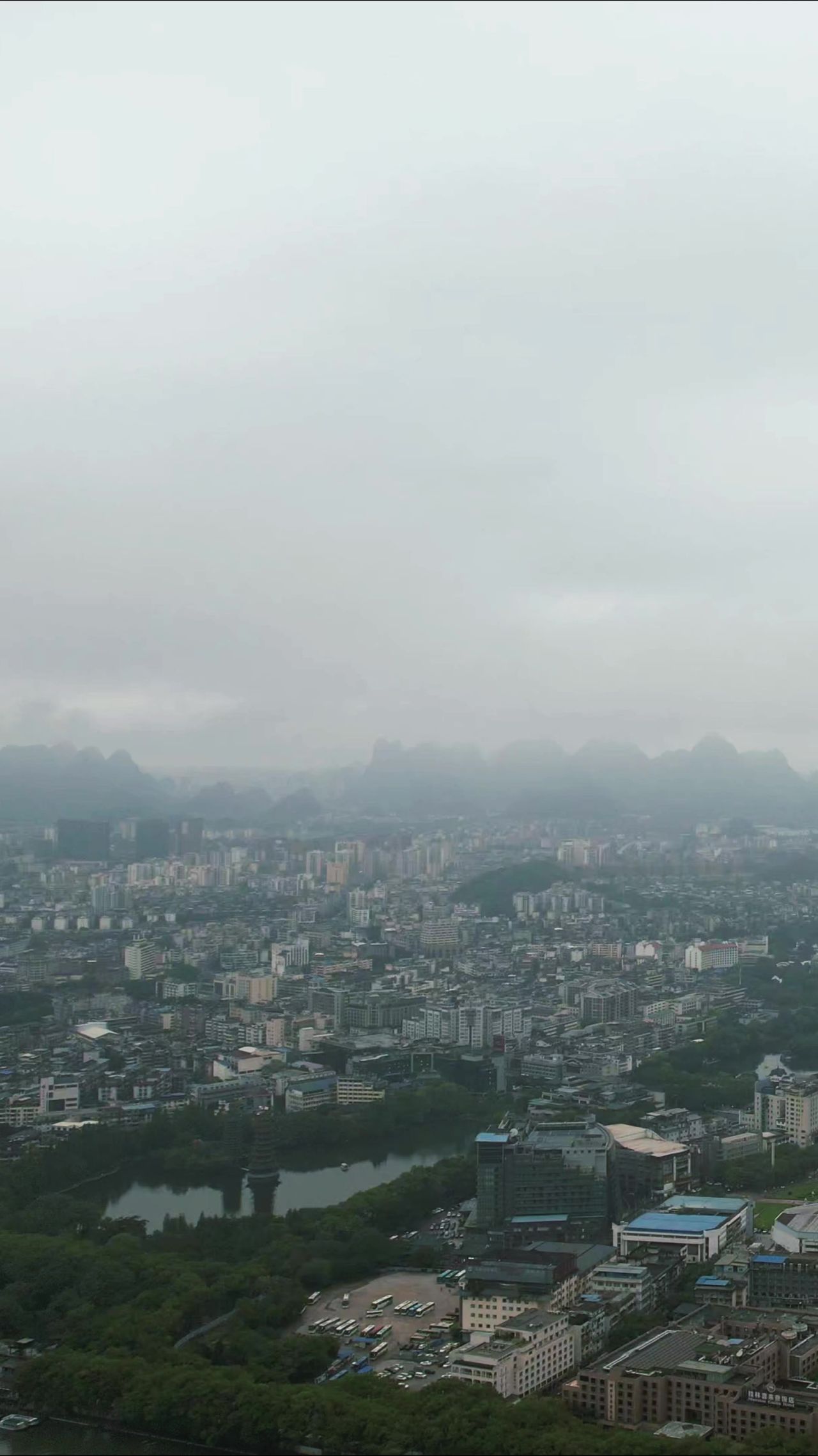 城市清晨迷雾平流层竖屏航拍 