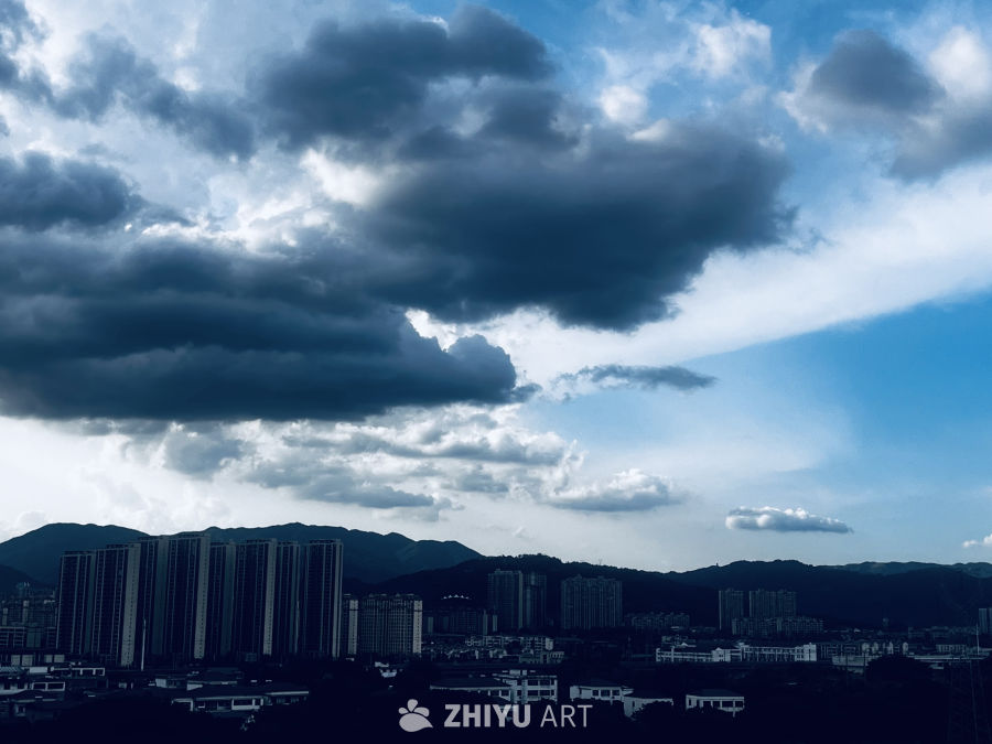 城市与山峦的光影交错