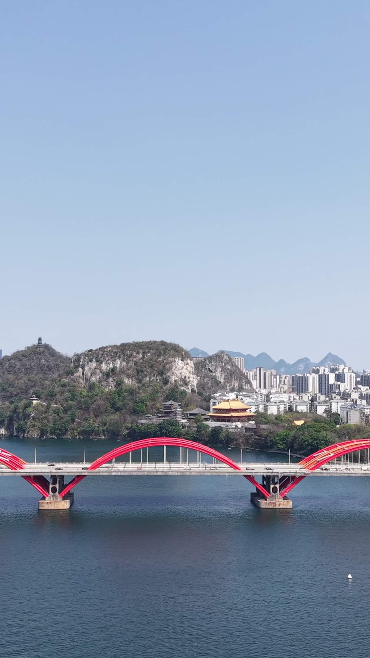 红桥映山城