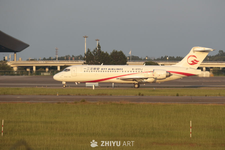 OTT航空ARJ21-700飞机在机场跑道上