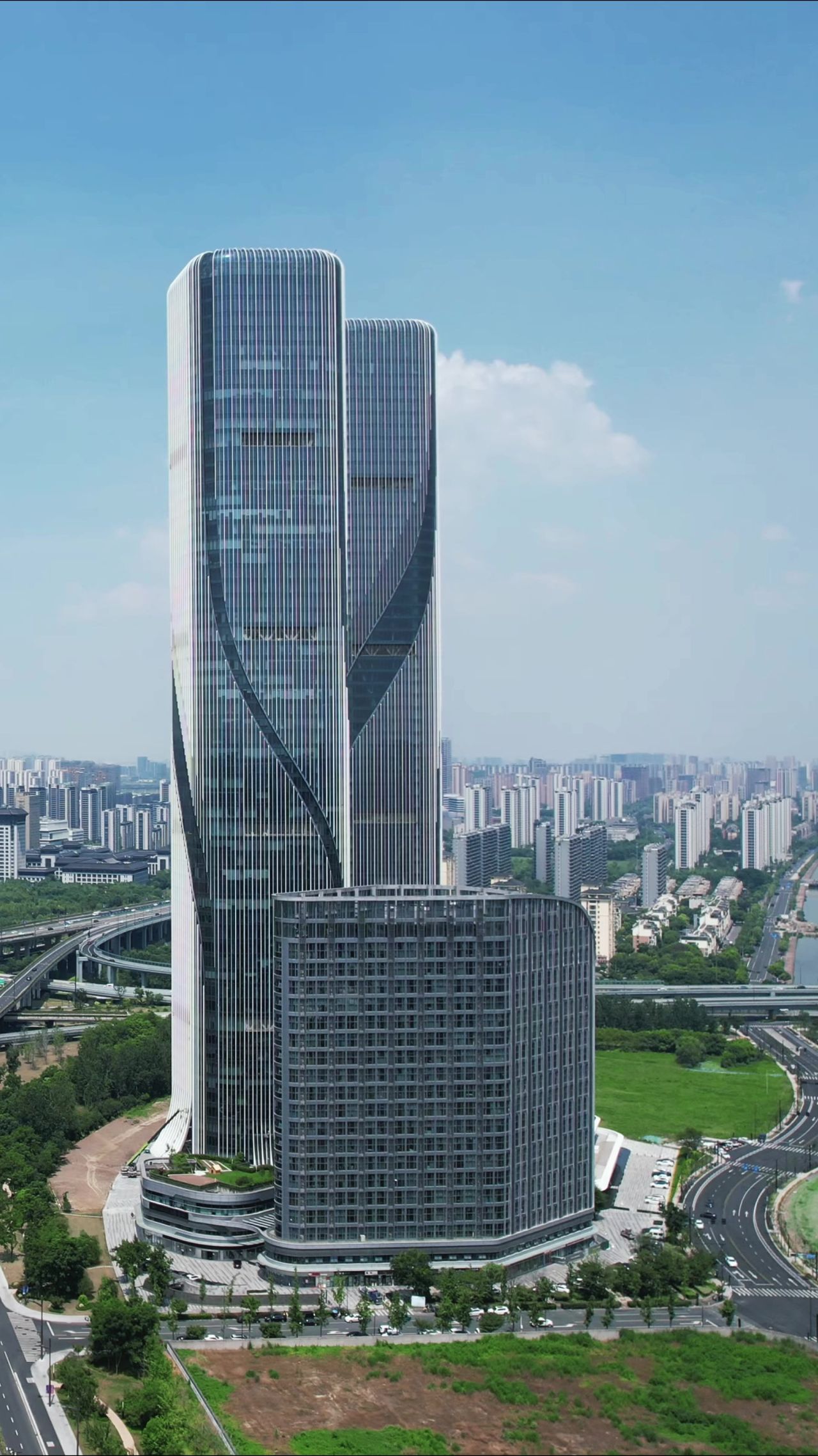 杭州滨江新区城市建设交通竖屏航拍  