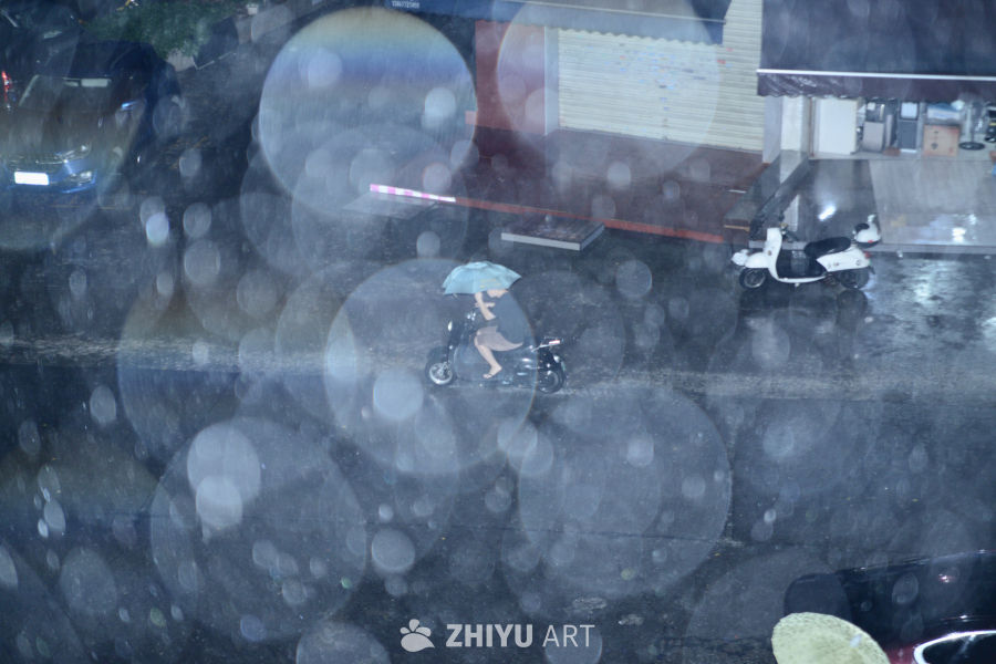 雨中骑行的孤独