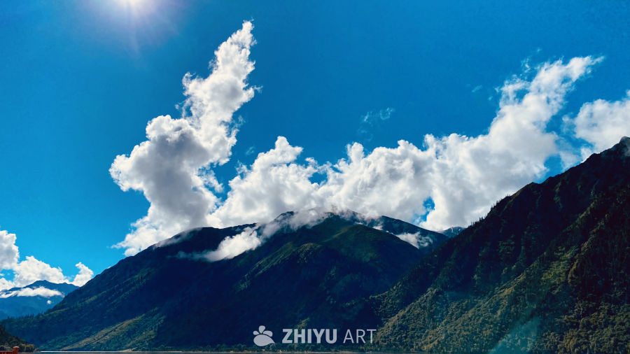 高山湖泊晴空图