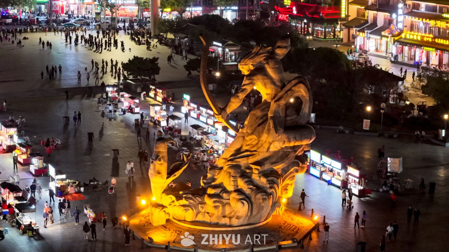 夜幕下的城市广场