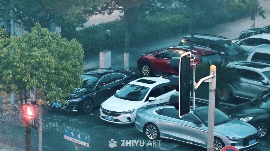  雨后的停车场