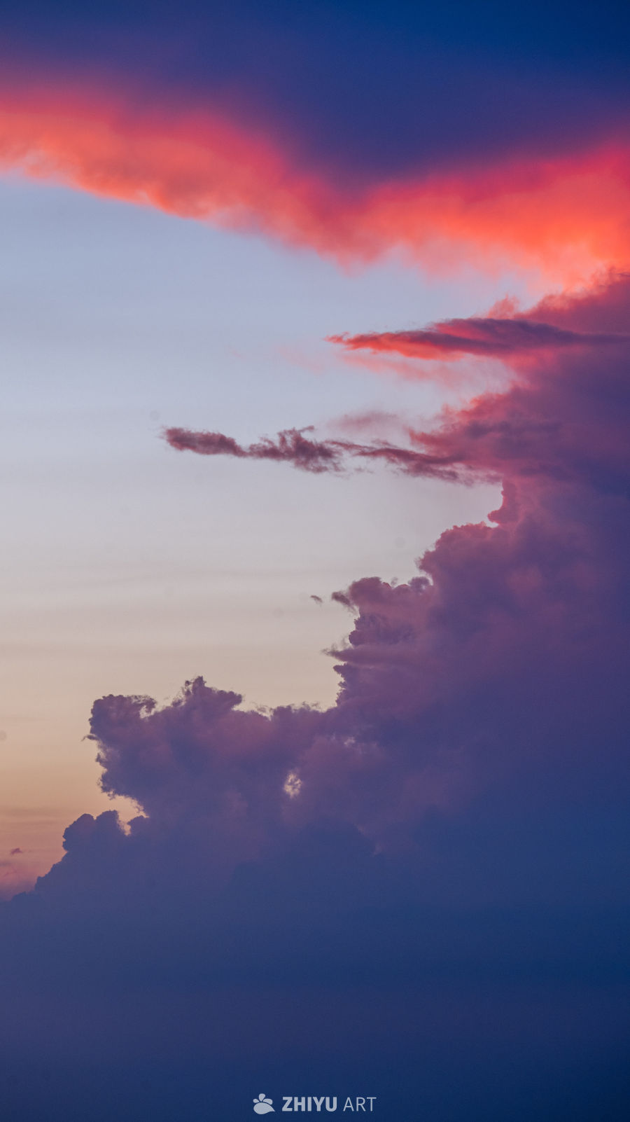红蓝交织的天空云彩