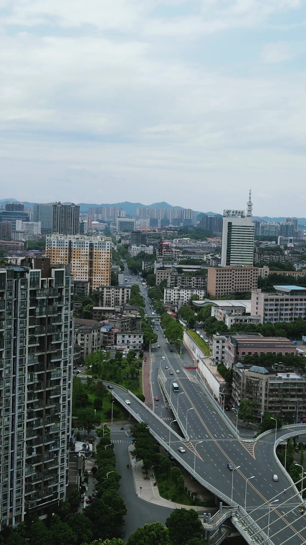 城市航拍湖南益阳城市交通竖屏航拍