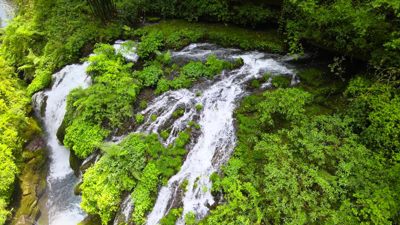 4K航拍河流风景高山流水大自然
