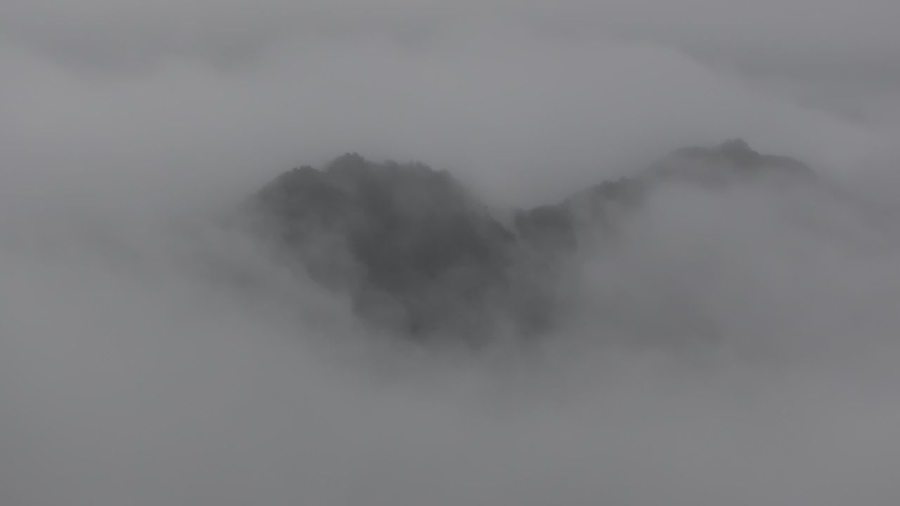 山峰隐于云雾
