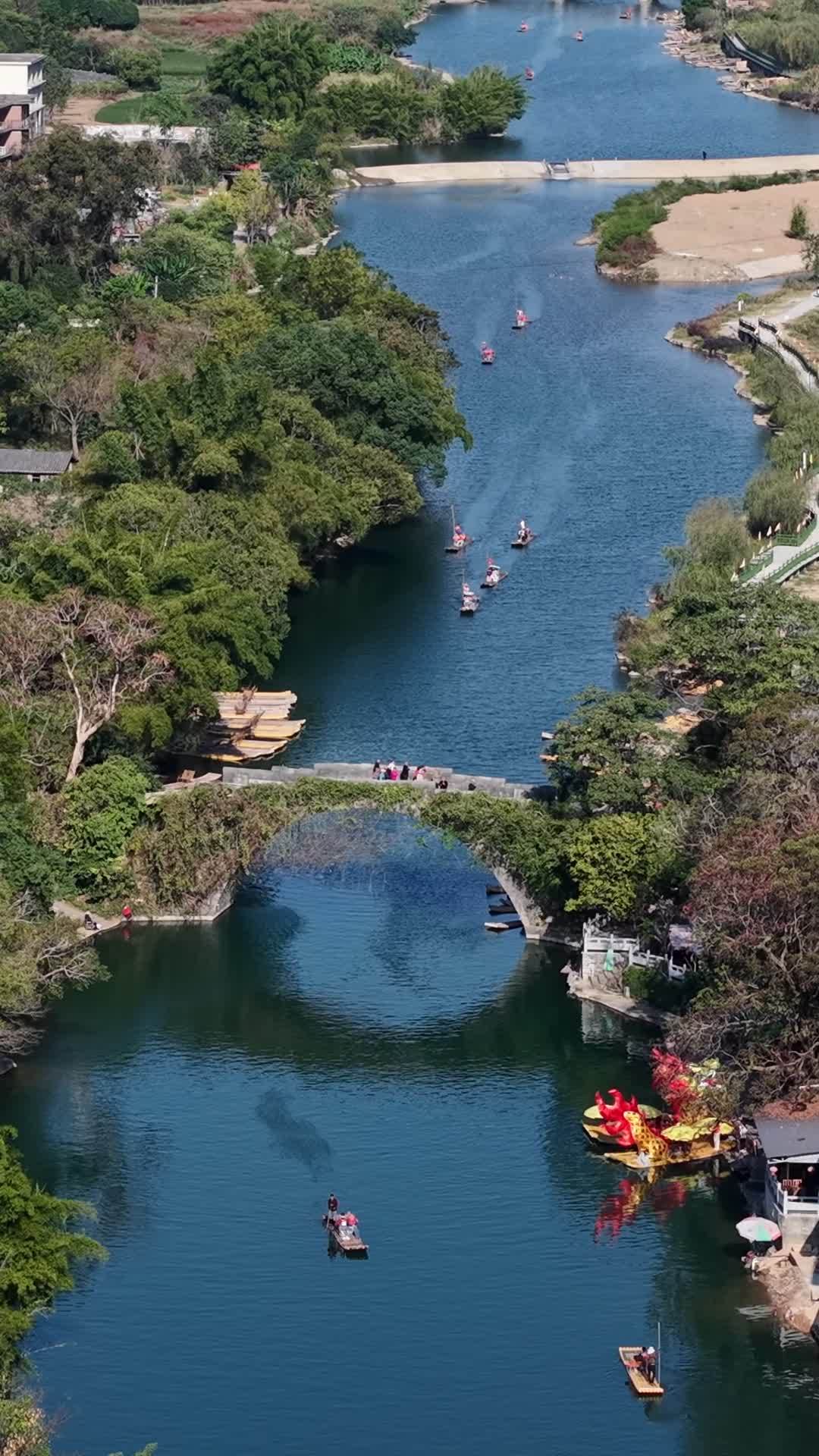 河上风景如画
