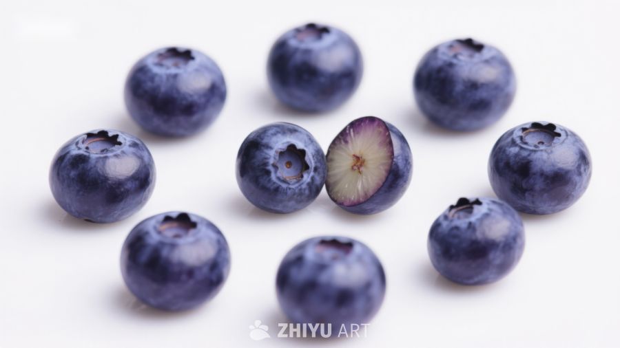 新鲜蓝莓特写，一颗切开展示内部