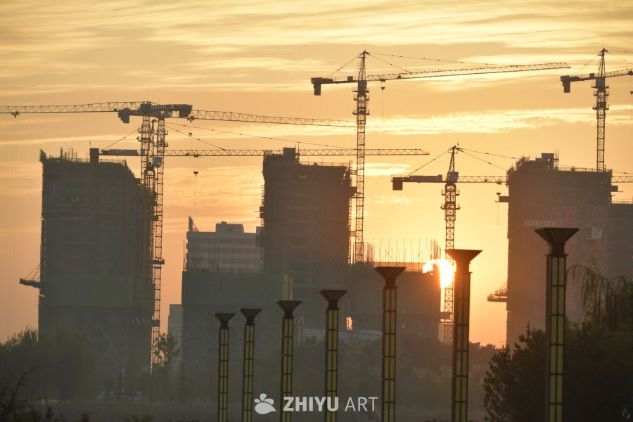 夕阳下的建设工地