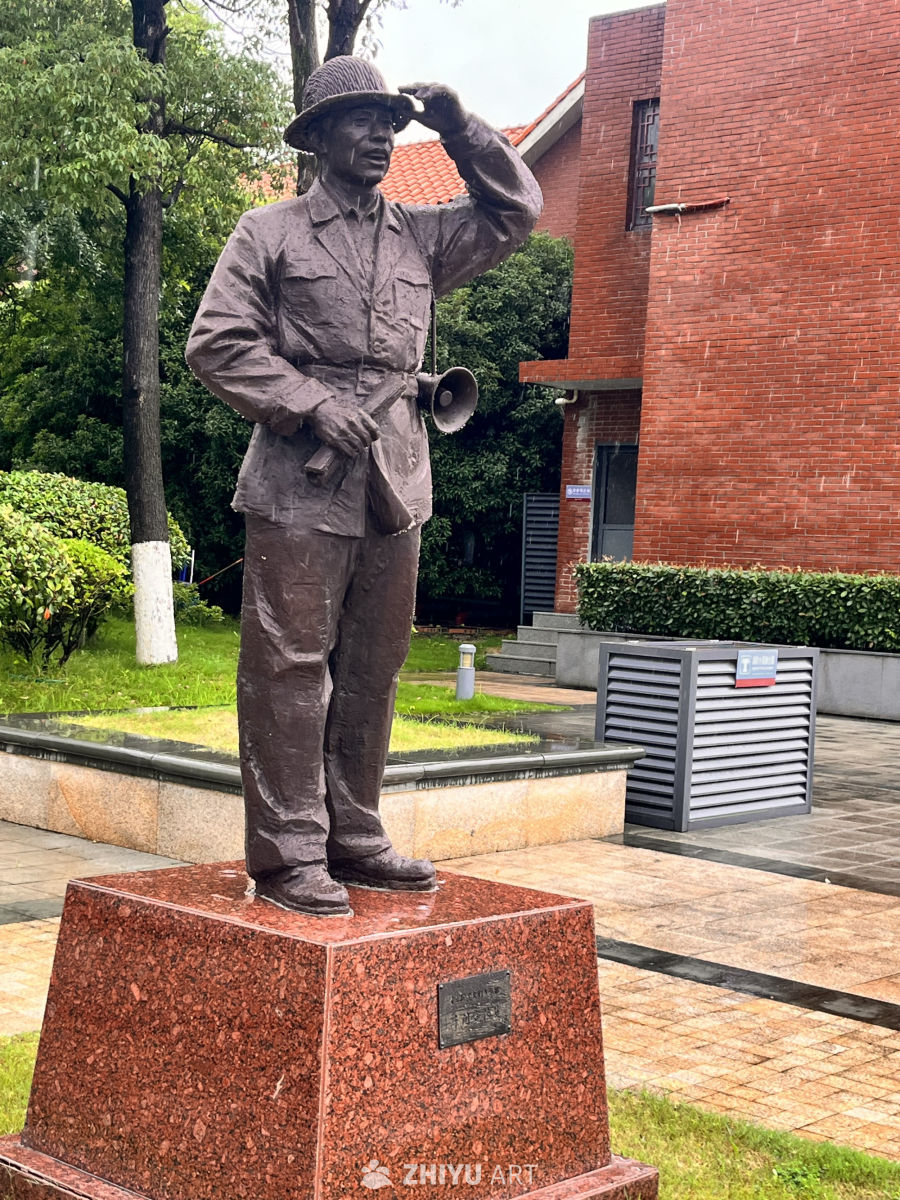 雨中守望的士兵雕像
