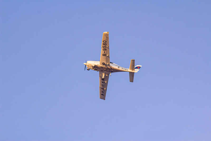 单发螺旋桨飞机（B-9580）侧飞