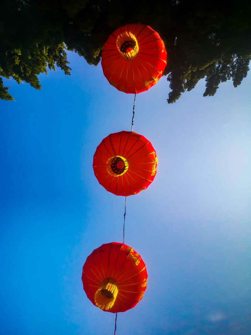 过年城市喜庆红灯笼中国年装饰摄影图 