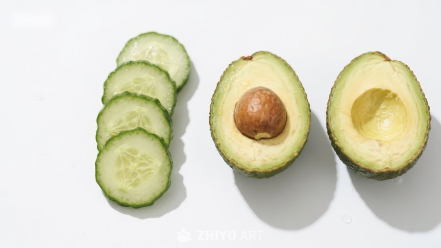 切片黄瓜与剖开的牛油果