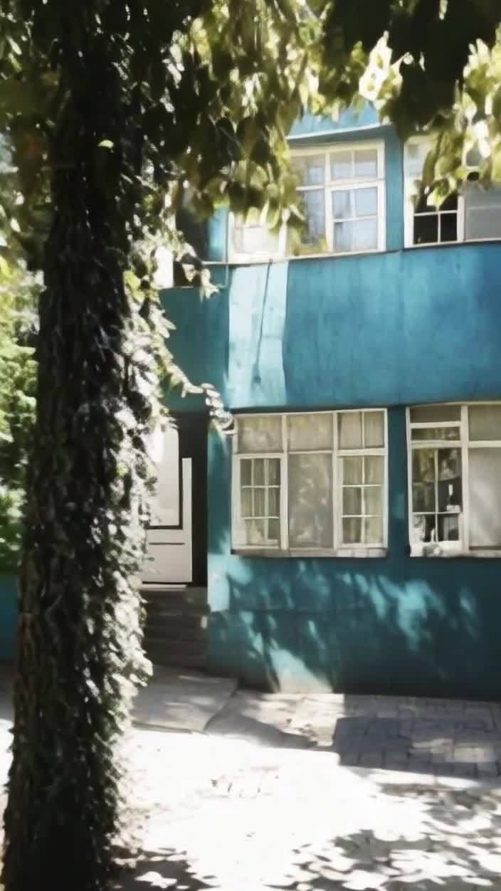 蓝色建筑被绿植遮挡，石阶通向白色门