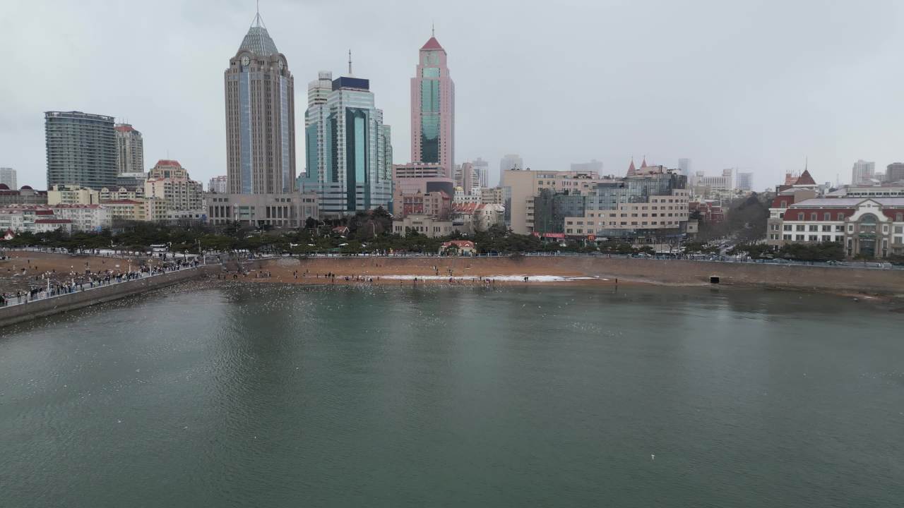 青岛市南海边老城区小青岛公园冬天雪景航拍 25