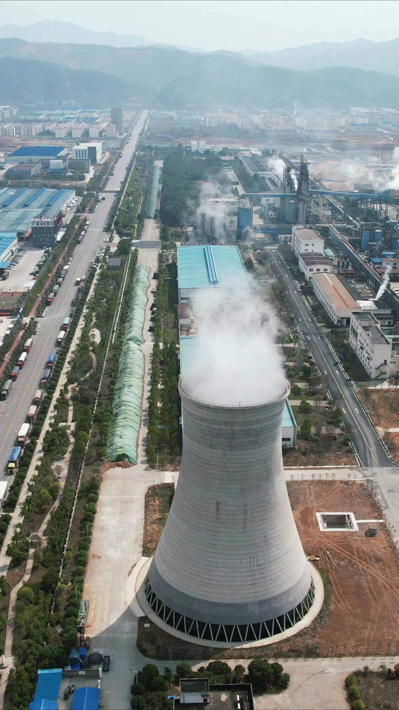 工业生产工厂仓房竖屏航拍  